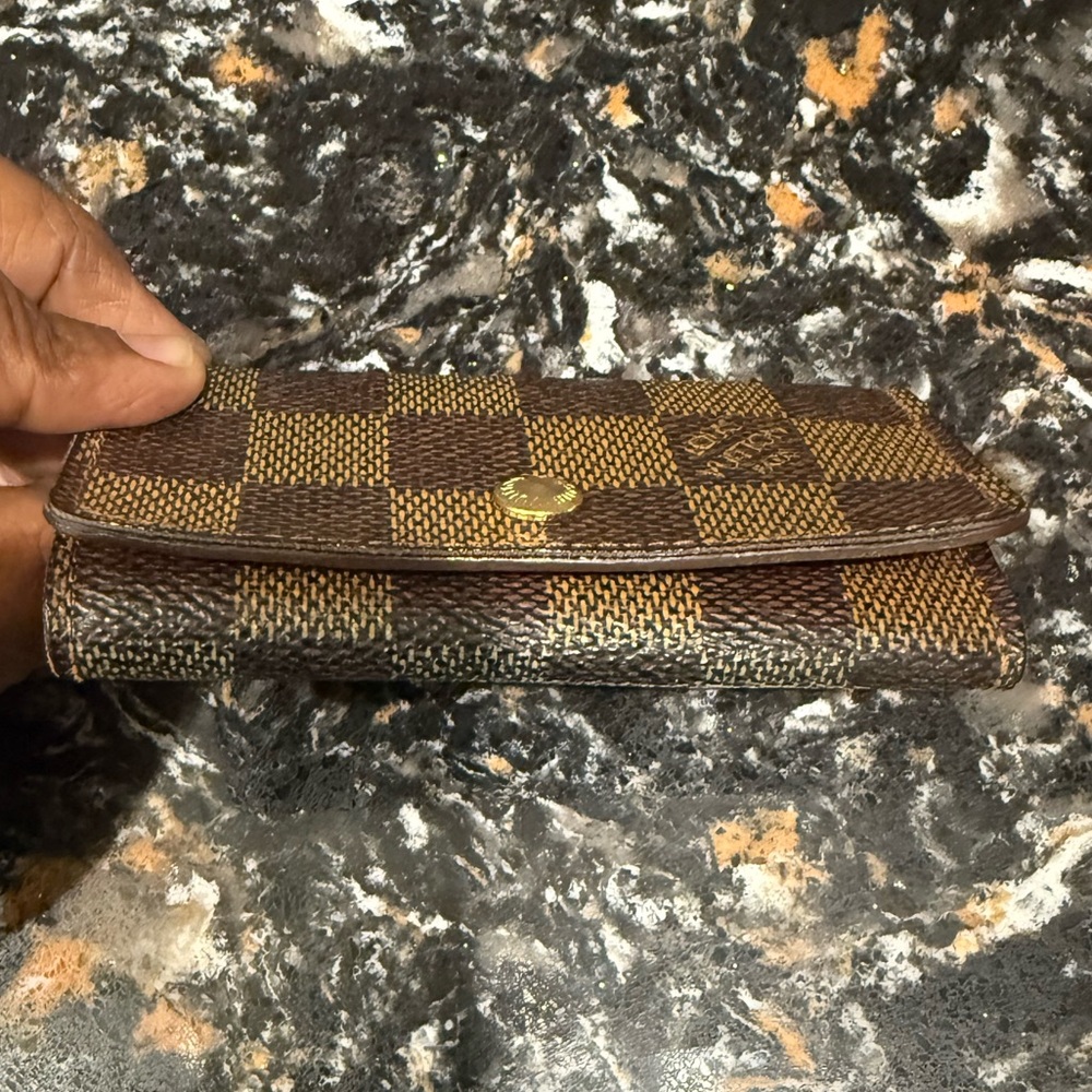 LOUIS VUITTON Damier Keyholder - Picture 9 of 10